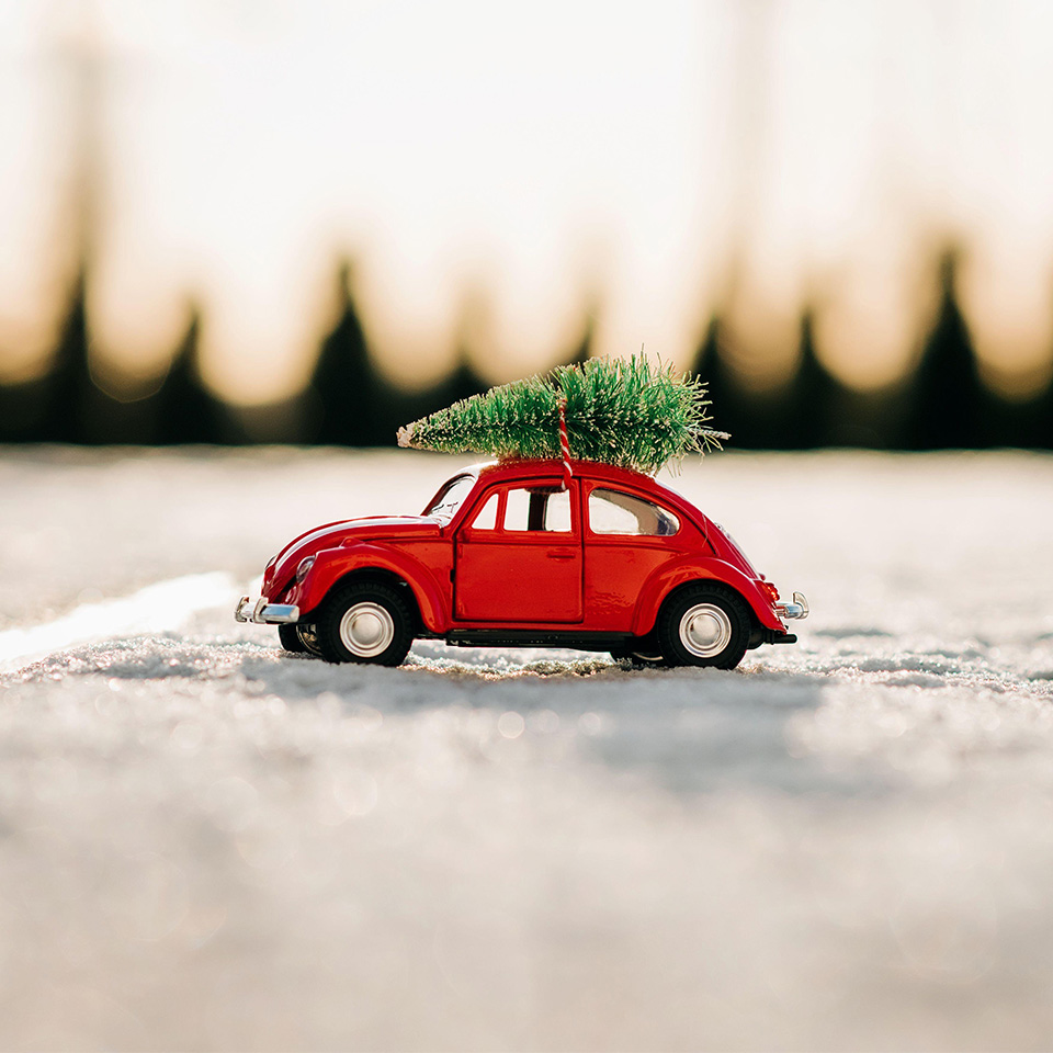 2AF3NB1 - mini beetle car with Christmas tree on top parked in the snow