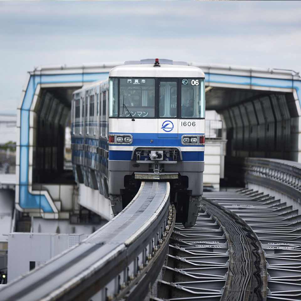 2AGJGXP - Osaka Monorail train departing from a station. Osaka city airport. Osaka, Japan