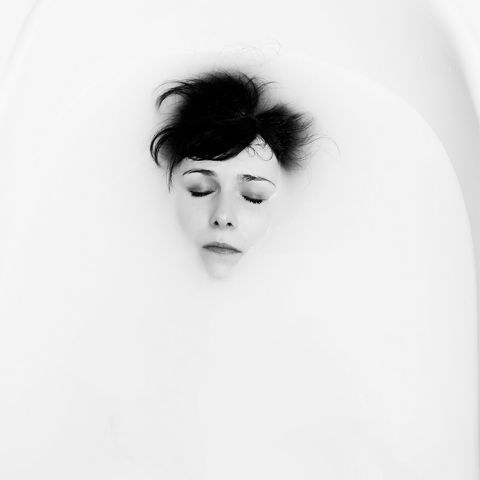 T1CBY3 - Woman relaxing in modern bath 